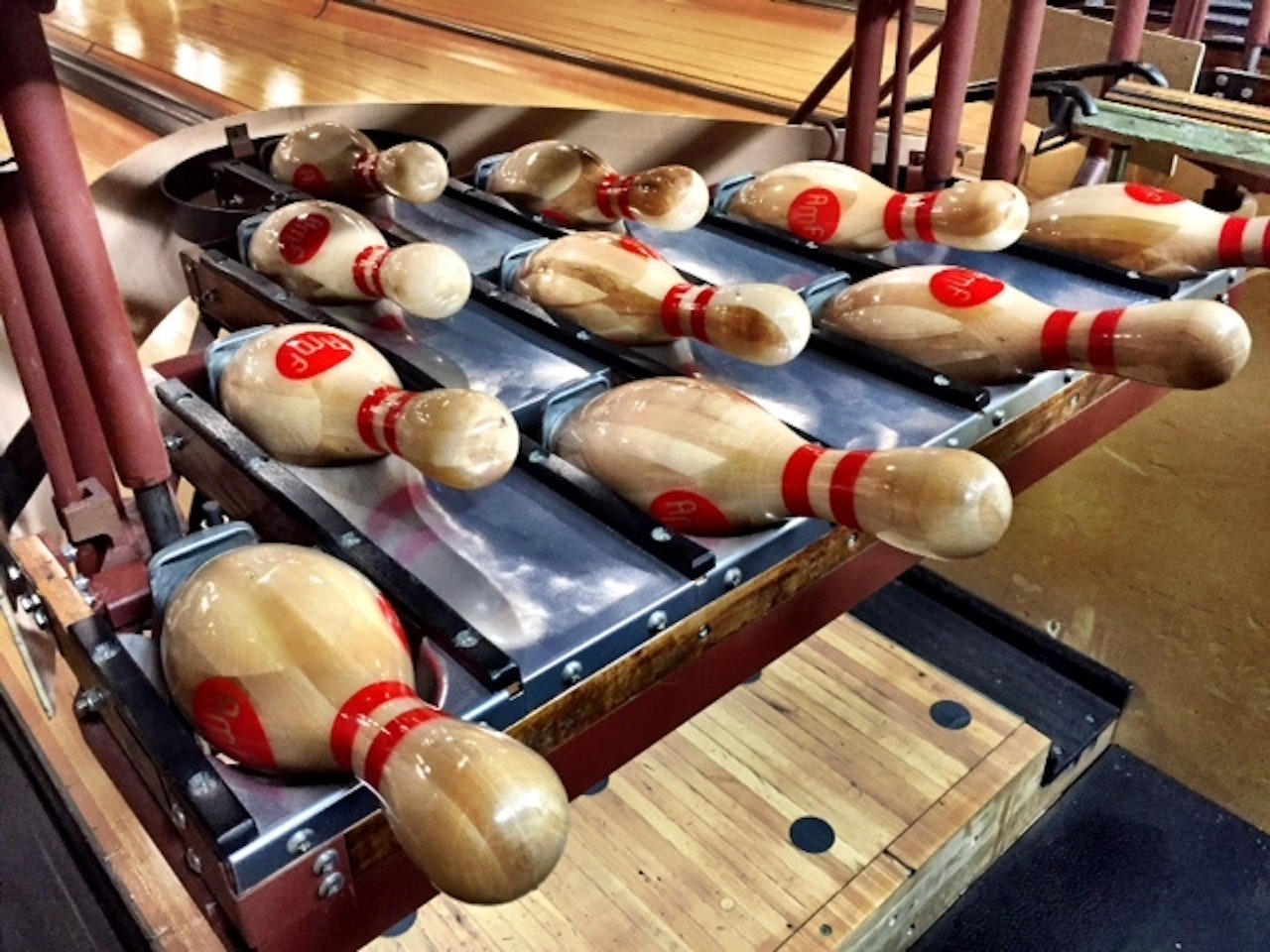 automatic bowling pin setting machine