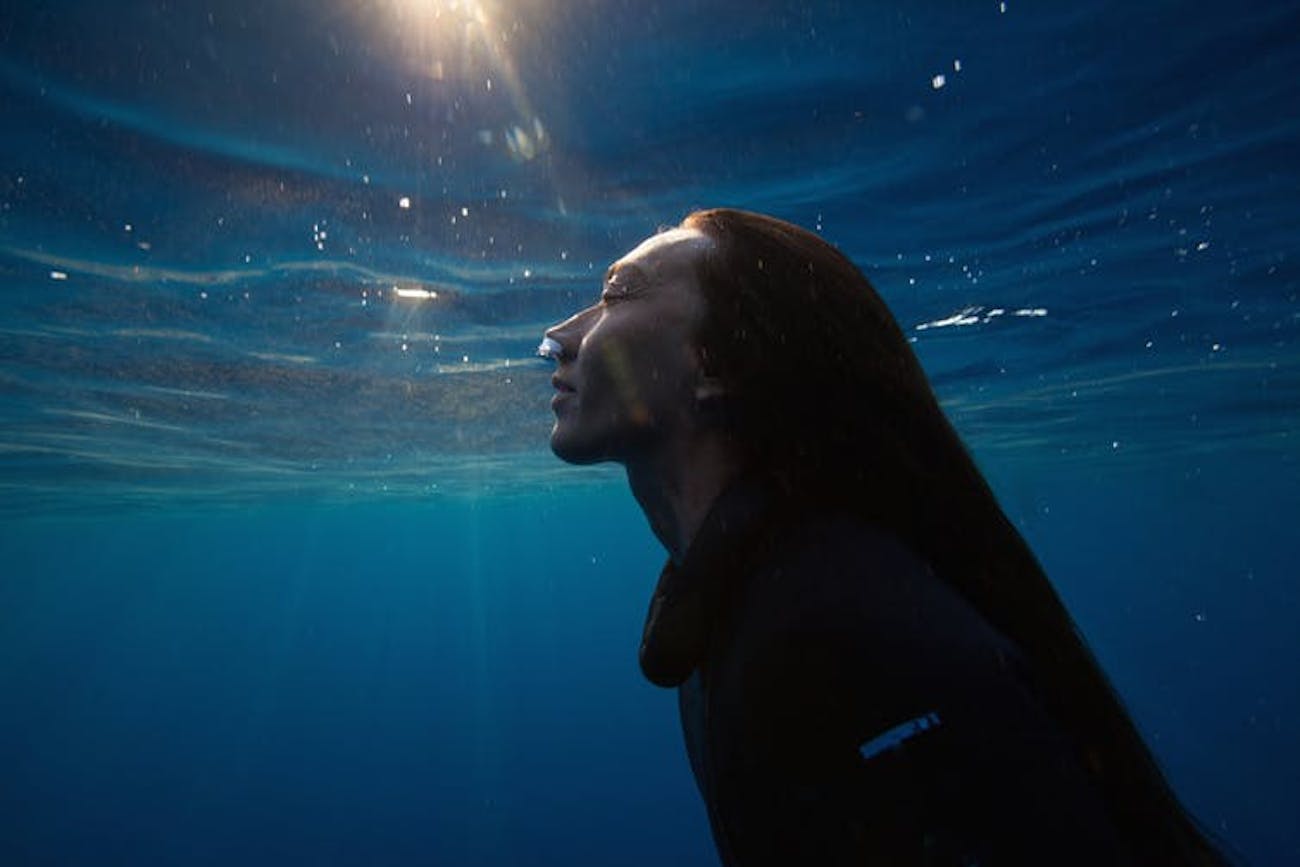 Martina Amati swimming back to surfaced. Photograph by Daan Verhoeven.