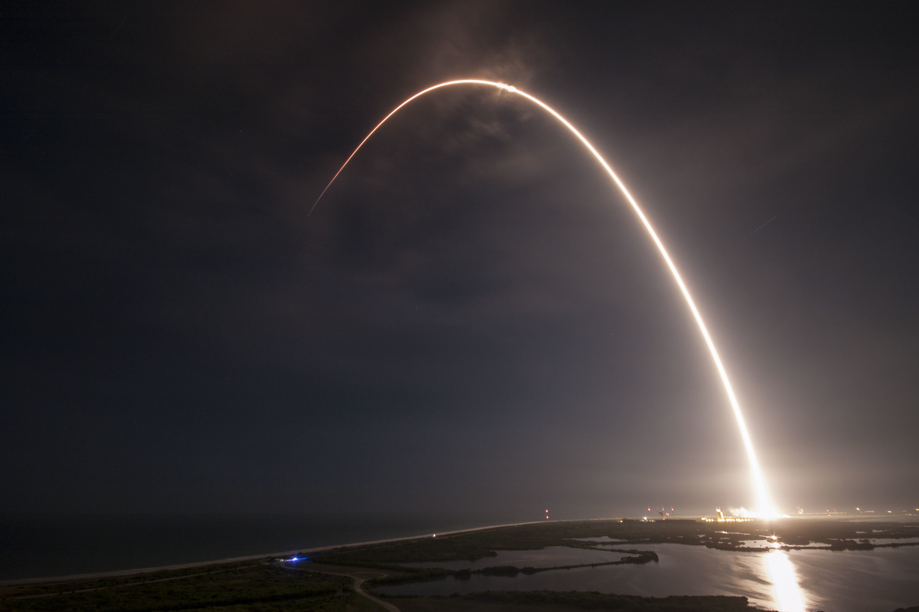 SpaceX Successfully Lands The Falcon 9 Rocket On A Droneship | Inverse