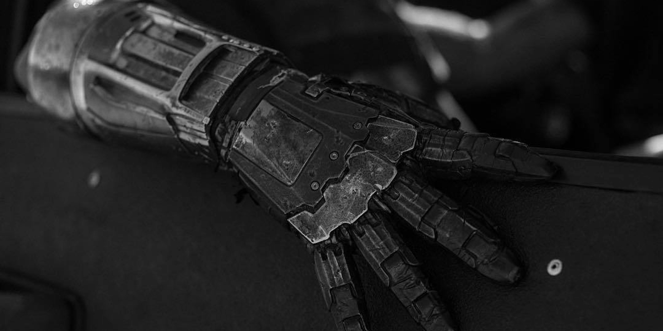 LOGAN - Une nouvelle photo du cyborg Donald Pierce Donald-pierces-arm-in-logan