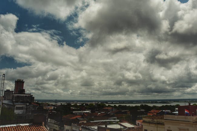 Asuncion nubes sobre el rio