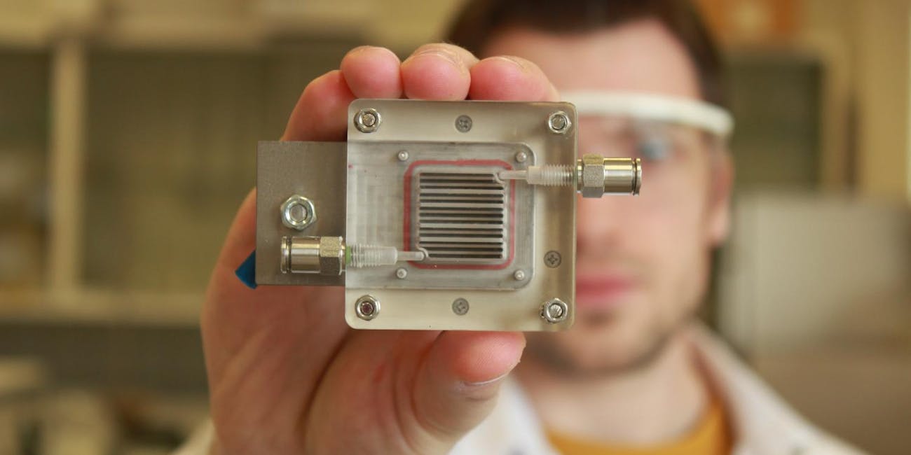 "Harvesting Hydrogen Gas from Air Pollutants with an Unbiased Gas Phase Photoelectrochemical Cell"