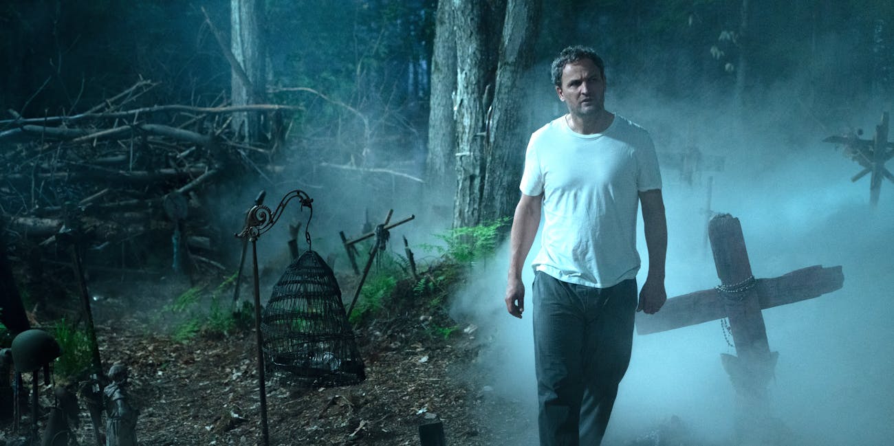https://fsmedia.imgix.net/65/b2/22/53/20aa/4d64/8ee7/f5b71b3a0622/jason-clarke-in-pet-semetary.jpeg?rect=0%2C0%2C7952%2C3969&auto=format%2Ccompress&dpr=2&w=650
