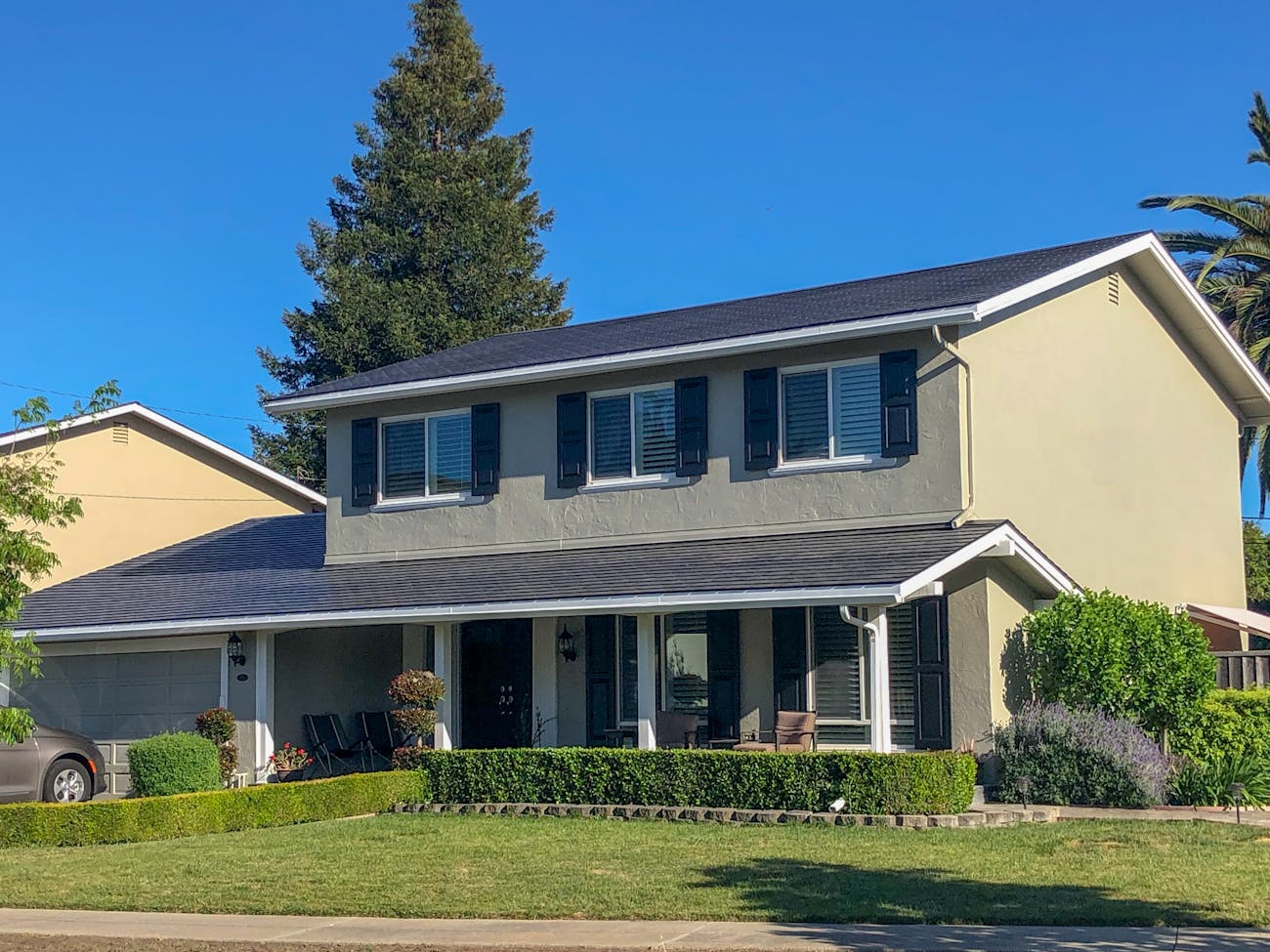 Amanda Tobler's house in California with a Tesla Solar Roof.
