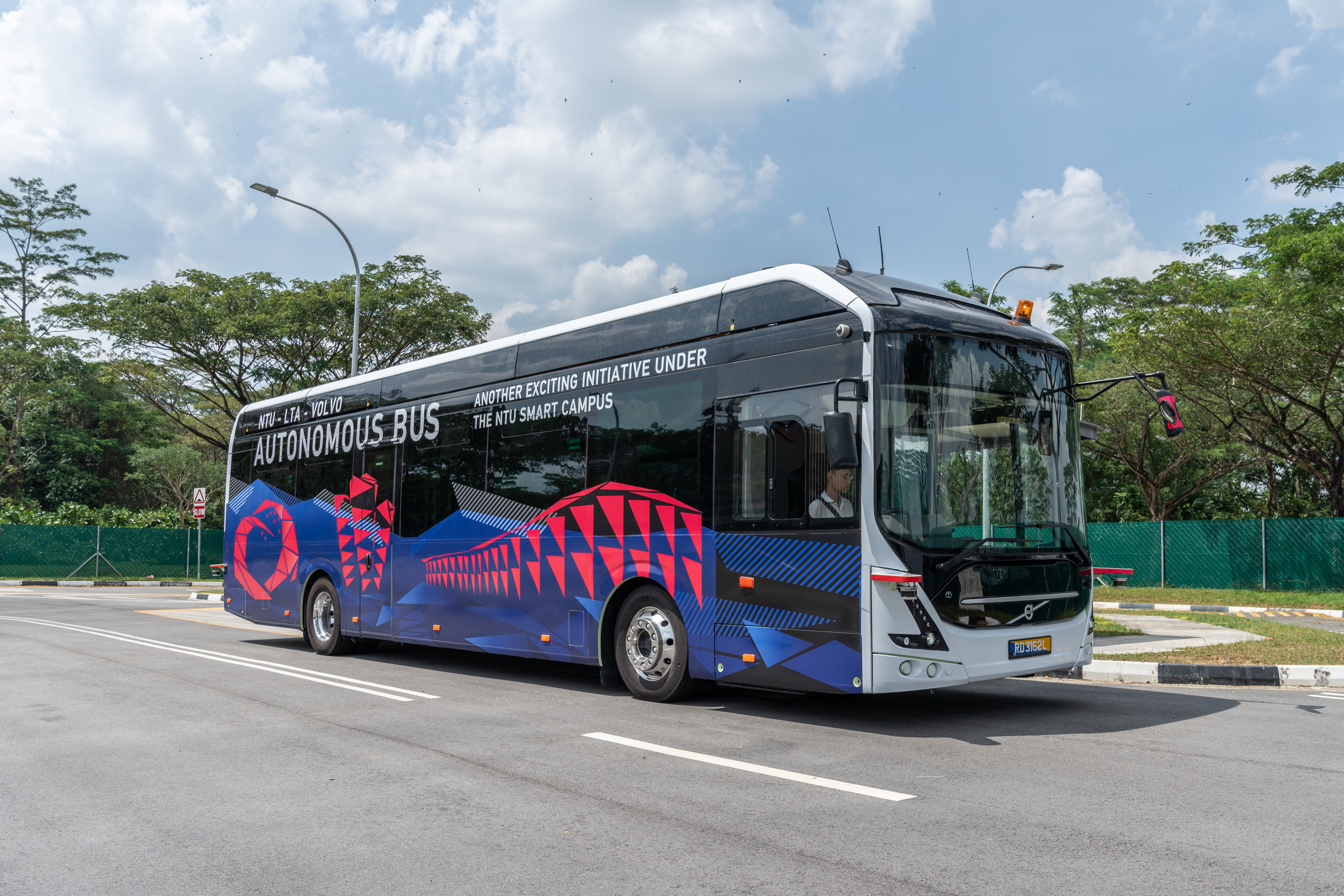 Volvo’s All-Electric Autonomous Bus Looks Slick On The Streets Of ...