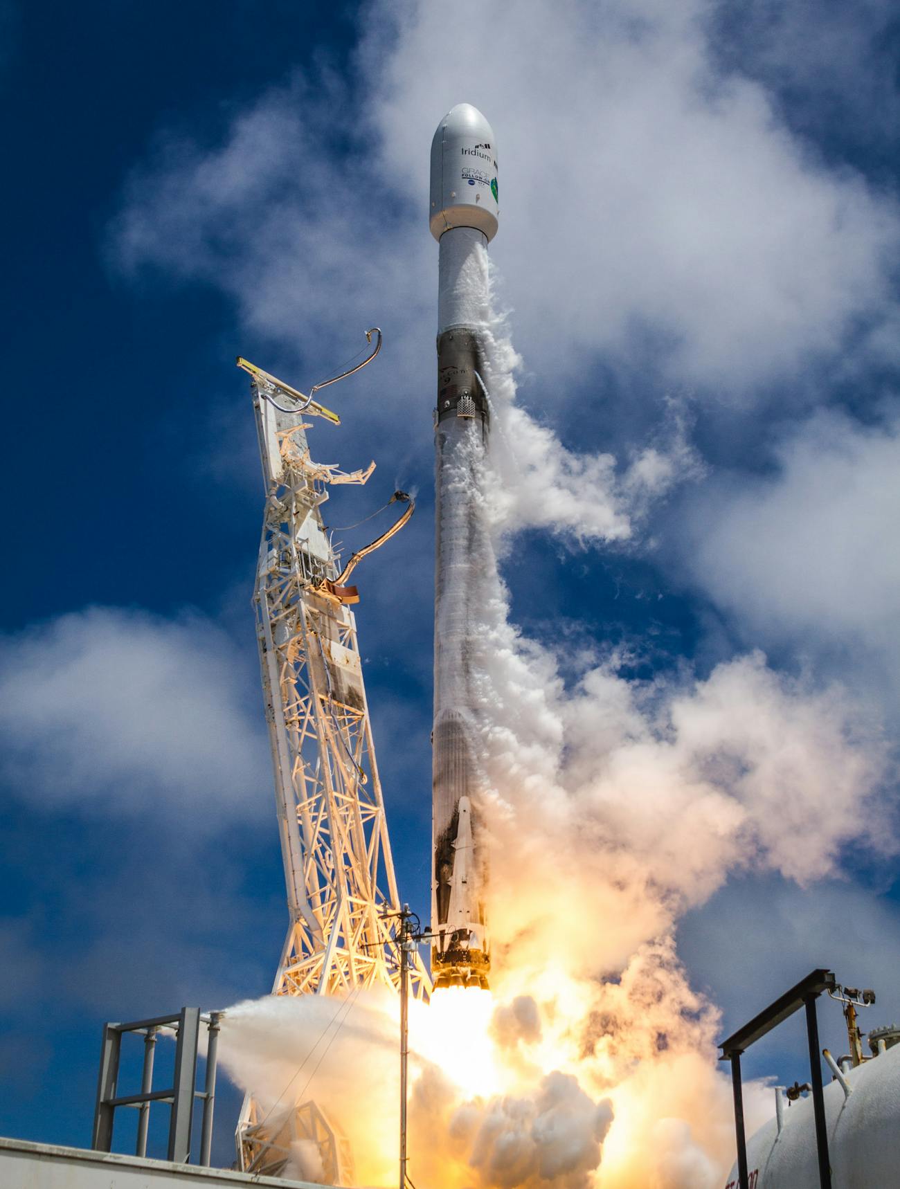 SpaceX: Elon Musk Shares Stunning Photos of Climate Change Satellite Launch | Inverse1300 x 1718