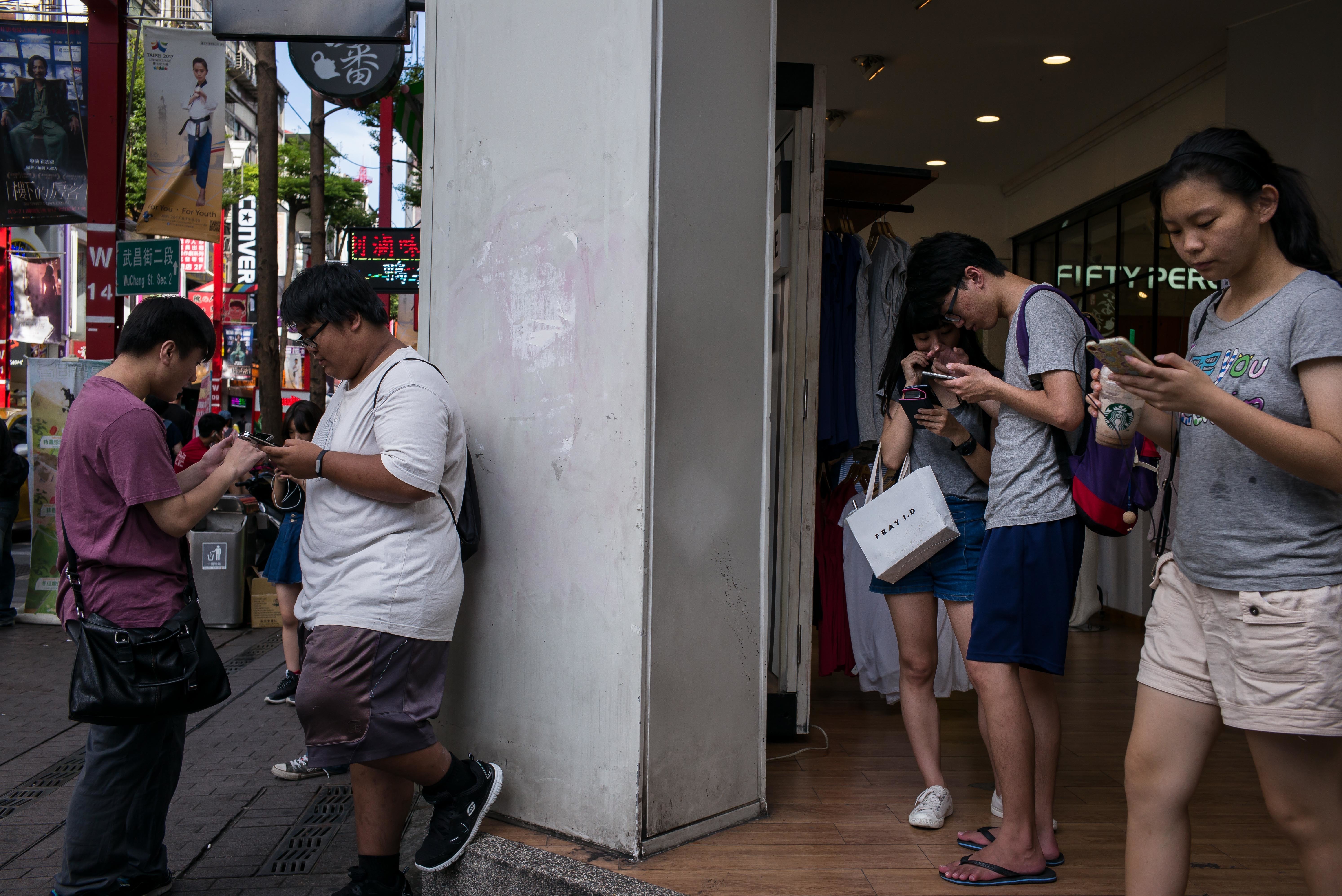 Heres What People Still Playing Pokemon Go Are Doing