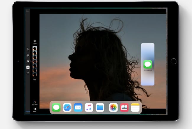 A user dragging and dropping an icon from the dock into the main screen, creating a split view.