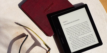 Single Amazon Kindle Oasis Charge Powers the Weirdly Square e-Reader for Months