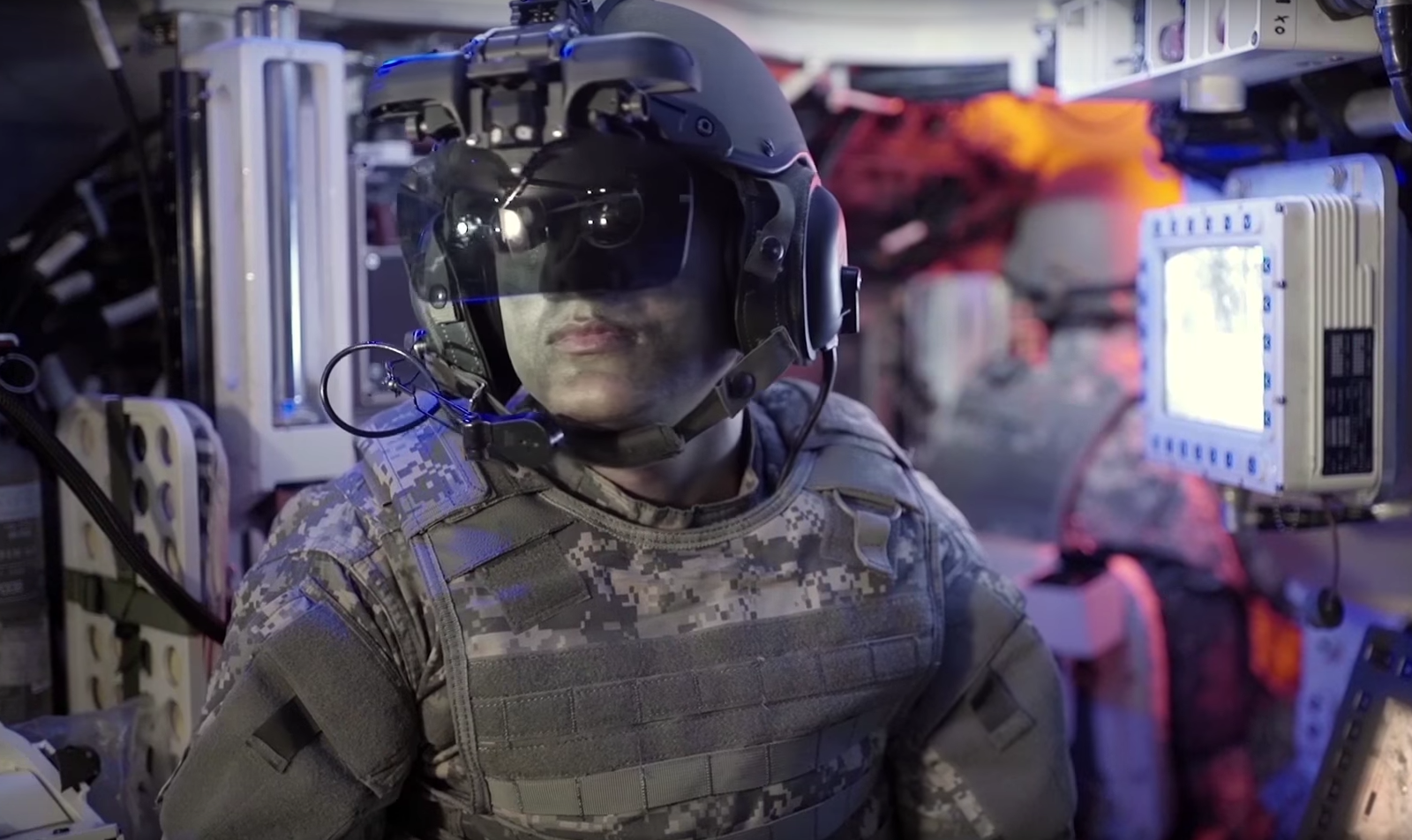 اختبار نظام خوذة الرؤية الحديدية IronVision على ميركافا Ironvision-augmented-reality-goggles-turn-tank-armor-transparent-to-let-drivers-see-in-360-degrees