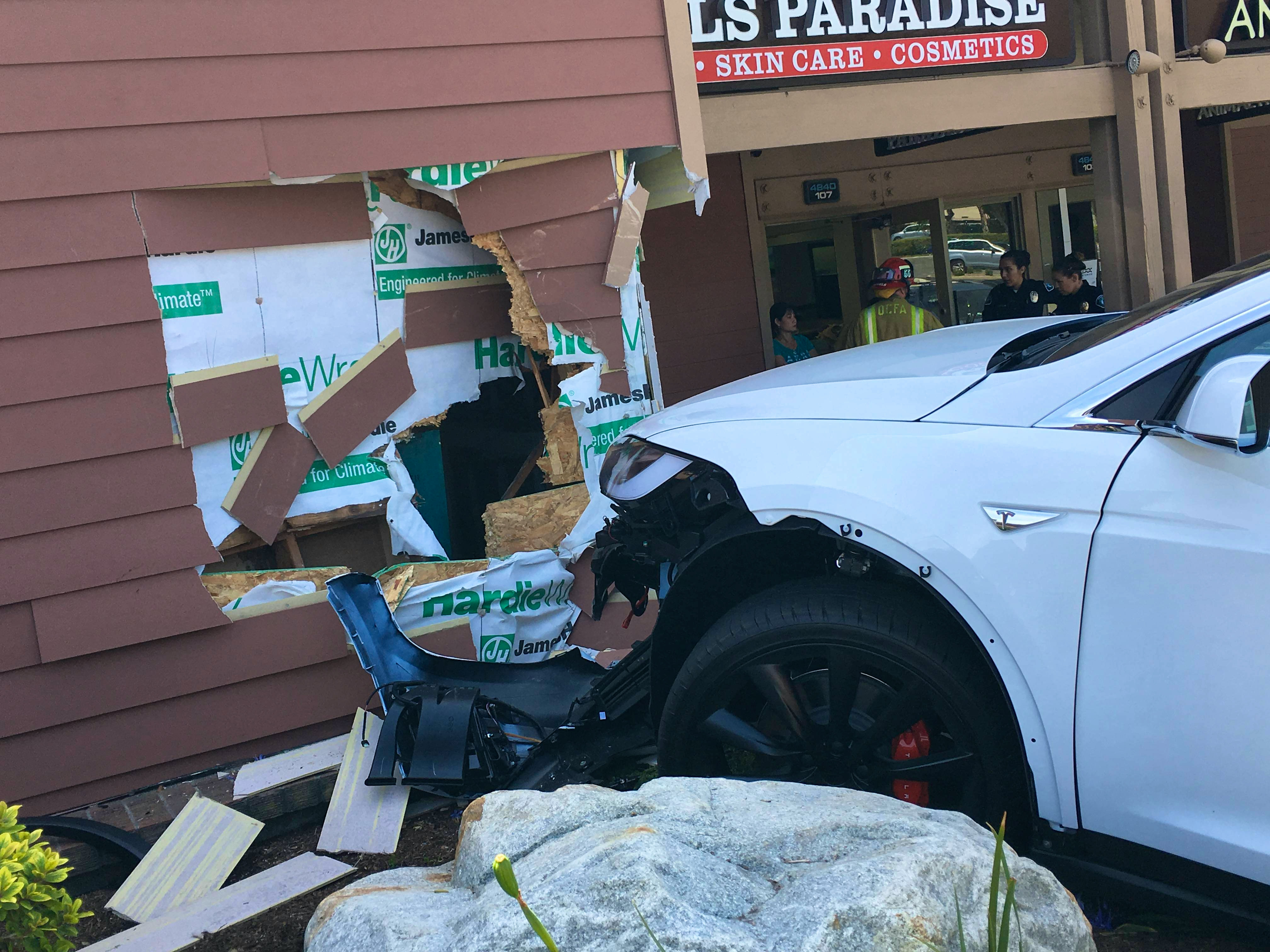 Photos of Wrecked Tesla Model X Posted After It “Unexpectedly