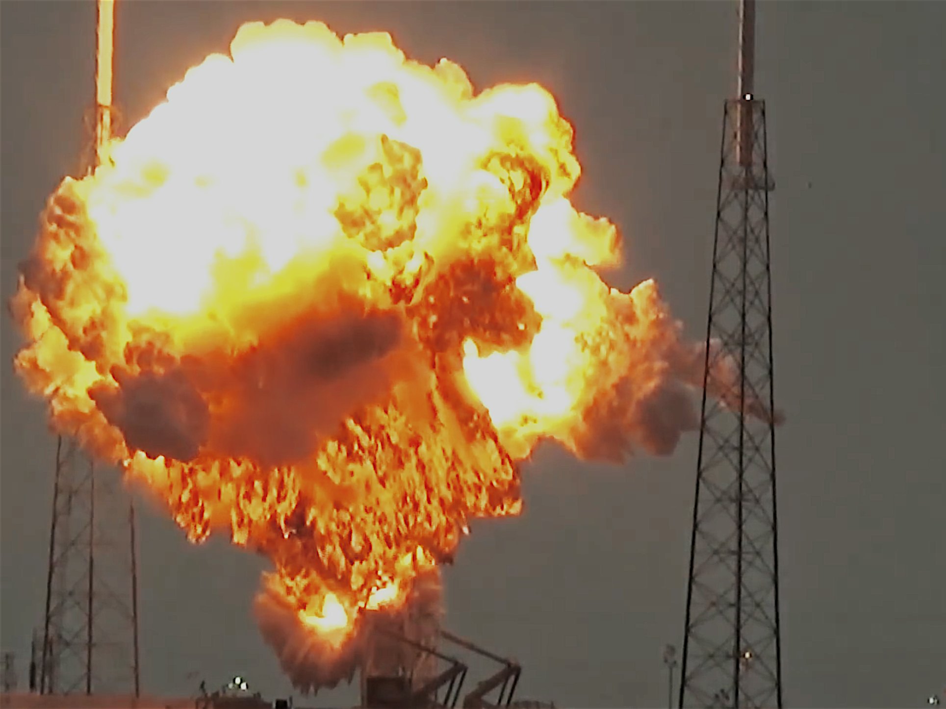 VIDEO: SpaceX's Falcon 9 Rocket Crash-Lands on Droneship | Inverse1929 x 1446