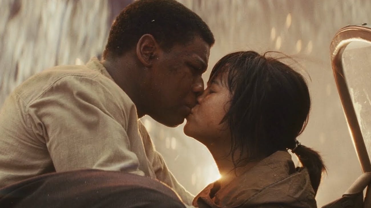Finn and Rose kiss in The Last Jedi.