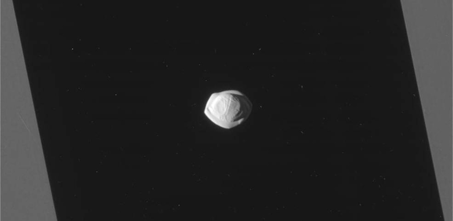 Космический пельмень Спутник Сатурна