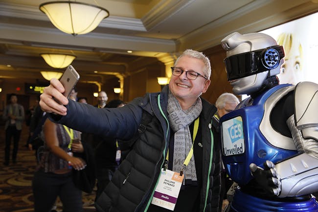 Robot CES Asia 2017 selfie journalist