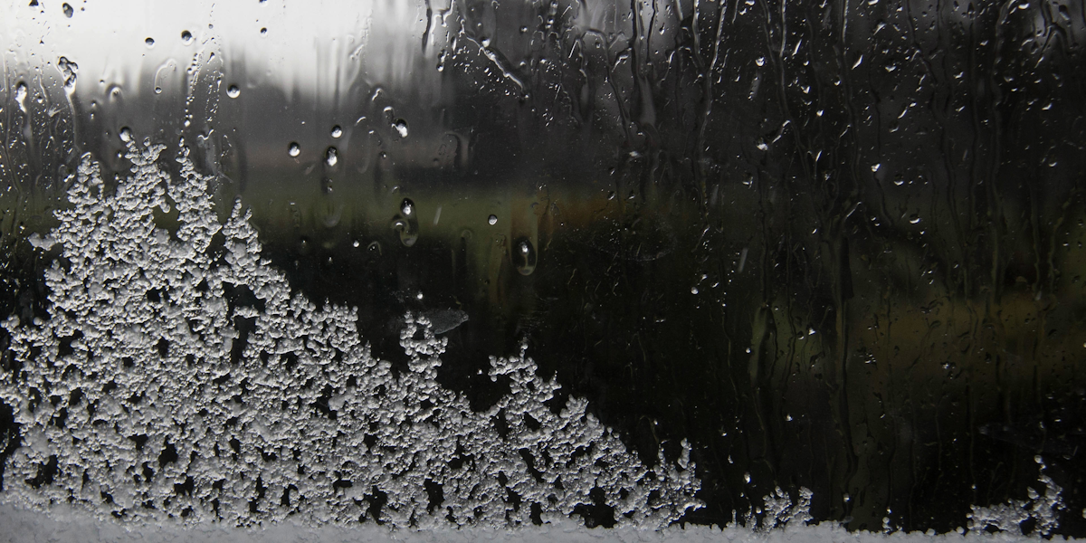 Снег с дождем. Дождь за окном. Дождь в окне. Мокрый снег с дождем. В окна стучали крупные дождевые капли