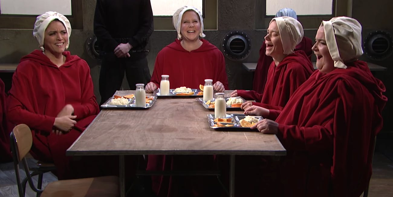 The Handmaids Tale Meets Sex And The City In Brutal Snl Mash Up