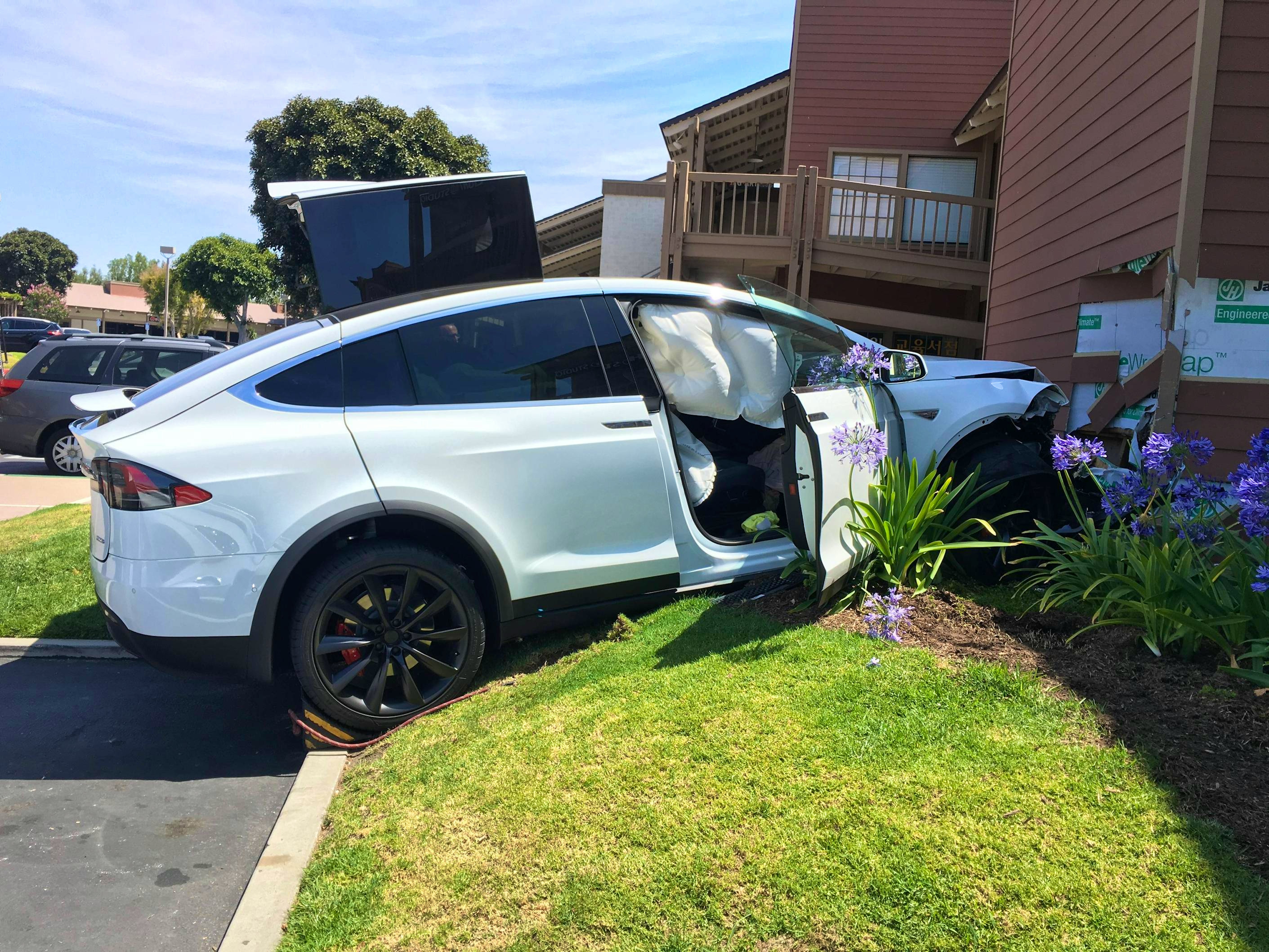 Tesla Says Wrecked Model X Is Definitely From Driver Error, Not